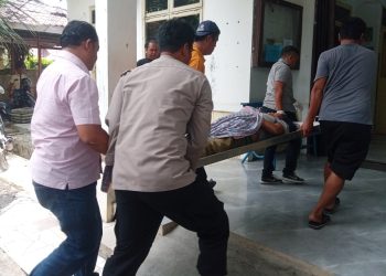 Wanita yang ditemukan di kebun sawit  meninggal saat dibawa kerumah Sakit Djasamen Saragih ( Herry Sinaga )