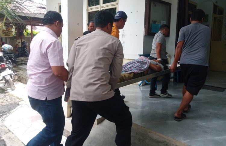 Wanita yang ditemukan di kebun sawit meninggal saat dibawa kerumah Sakit Djasamen Saragih ( Herry Sinaga )