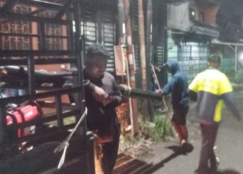 Petugas Link Net saat ditemui dilokasi pemasangan tiang, Vincen berada dibelakang mobil yang mengaku sebagai pengawas ( Herry Sinaga )