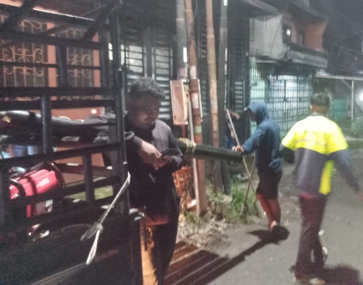 Petugas Link Net saat ditemui dilokasi pemasangan tiang, Vincen berada dibelakang mobil yang mengaku sebagai pengawas ( Herry Sinaga )