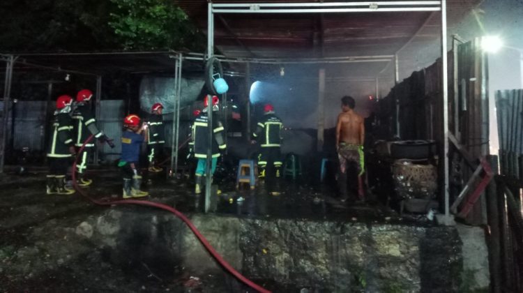 Pos penjagaan bengkel yang terbakar dijalan Sisingamangaraja Kota Pematangsiantar ( Herry Sinaga )