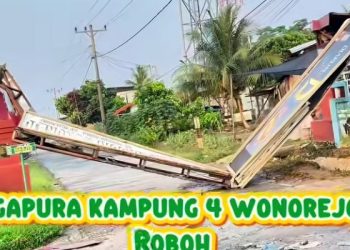 Gapura yang roboh di Huta 4 Nagori Wonorejo Kecamatan Pematang Bandar Simalungun ( Facebook Yuta Andriany )