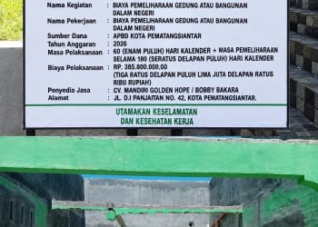Kolase papan proyek kegiatan ( atas ) tiang cor tengah pondasi ( bawah ). ( Herry Sinaga )