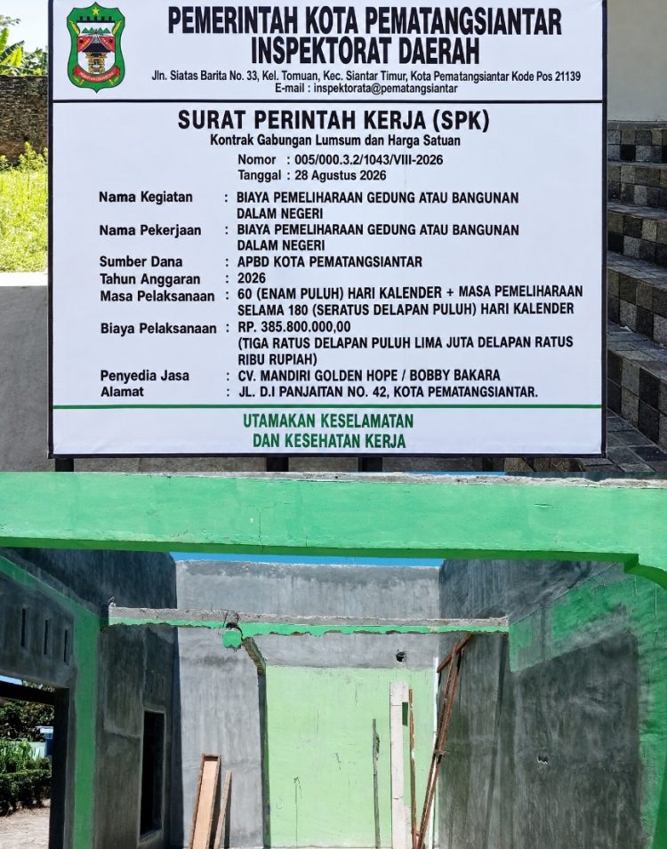 Kolase papan proyek kegiatan ( atas ) tiang cor tengah pondasi ( bawah ). ( Herry Sinaga )