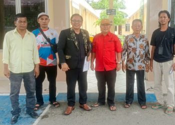 Pihak keluarga dan Pengacara Jonres Marindan Sinaga korban Pembunuhan saat mendatangi Mapolres Simalungun.