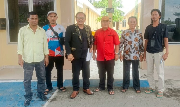 Pihak keluarga dan Pengacara Jonres Marindan Sinaga korban Pembunuhan saat mendatangi Mapolres Simalungun.