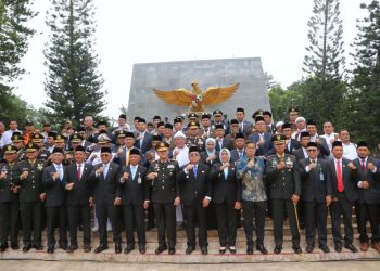 Wali Kota Pematangsiantar Wesly Silalahi dan Wakil Wali Kota Herlina saat mengikuti acara Hari Kesaktian Pancasila di Tugu Letda Sujono ( Diskominfo Pematangsiantar )