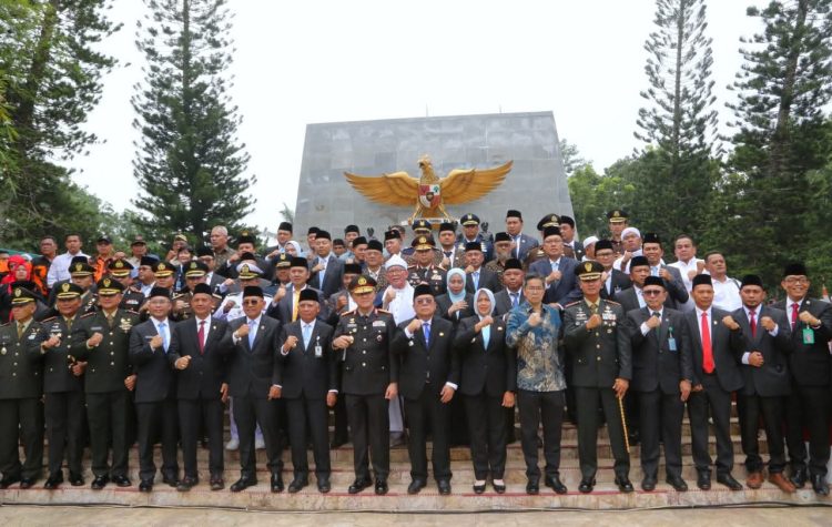 Wali Kota Pematangsiantar Wesly Silalahi dan Wakil Wali Kota Herlina saat mengikuti acara Hari Kesaktian Pancasila di Tugu Letda Sujono ( Diskominfo Pematangsiantar )