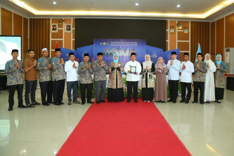 Wali Kota Pematangsiantar Wesly Silalahi saat hadiri Raker Majelis Taklim Pematangsiantar. ( Diskominfo Kota Pematangsiantar)