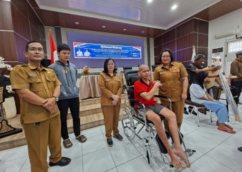 Pemko Pematangsiantar saat menyerahkan bantuan kursi roda kepada salah penyandang disabilitas. ( Diskominfo Kota Pematangsiantar )