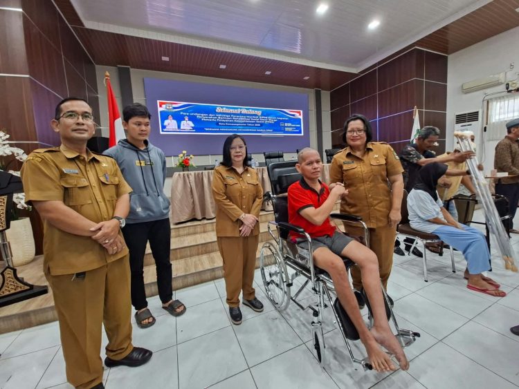 Pemko Pematangsiantar saat menyerahkan bantuan kursi roda kepada salah penyandang disabilitas. ( Diskominfo Kota Pematangsiantar )