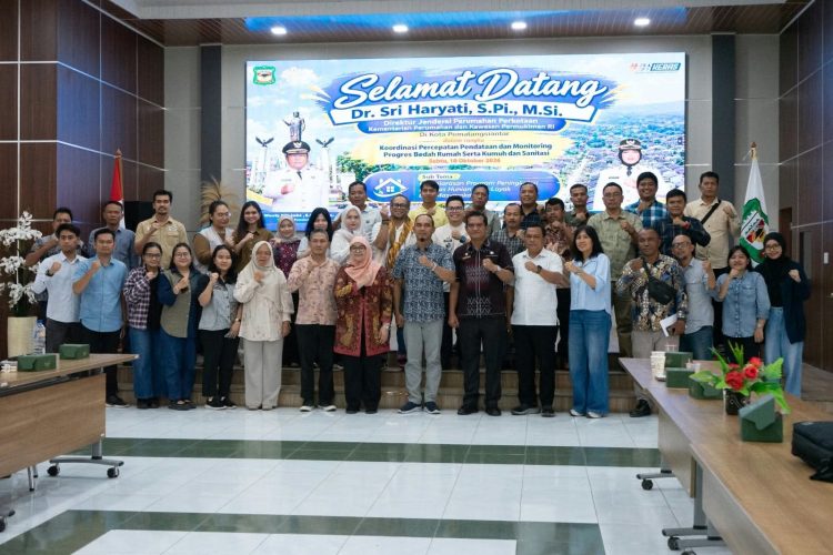Koordinasi Percepatan Pendataan dan Monitoring Progres Bedah Rumah, Penanganan Kawasan Kumuh dan Sanitasi Tahun Anggaran 2026 di Ruang Serbaguna Pemko Pematangsiantar. ( Diskominfo Kota Pematangsiantar )