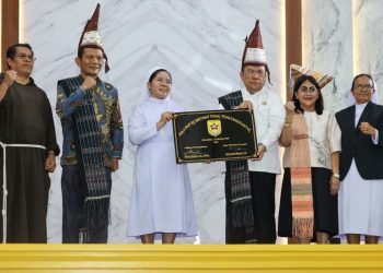 Wali Kota Pematangsiantar Wesly Silalahi saat hadir meresmikan aula Sekolah SMP Bintang Timur. ( Diskominfo Kota Pematangsiantar )