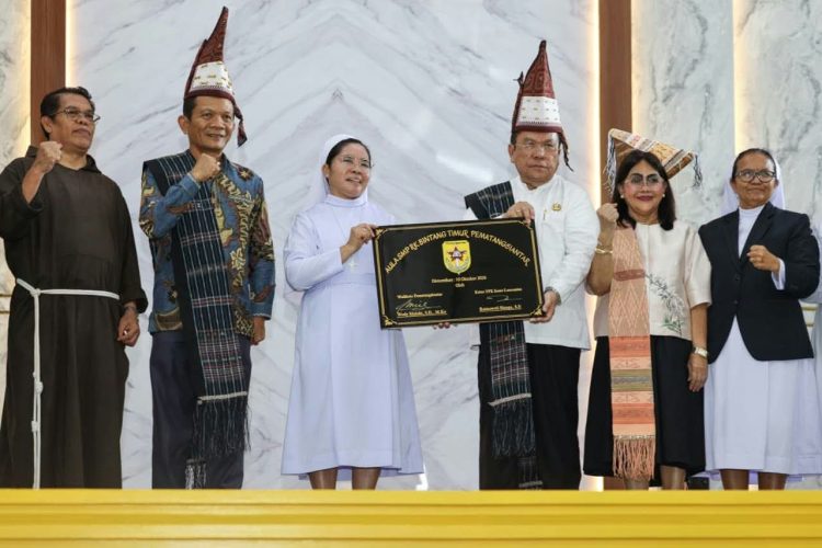 Wali Kota Pematangsiantar Wesly Silalahi saat hadir meresmikan aula Sekolah SMP Bintang Timur. ( Diskominfo Kota Pematangsiantar )