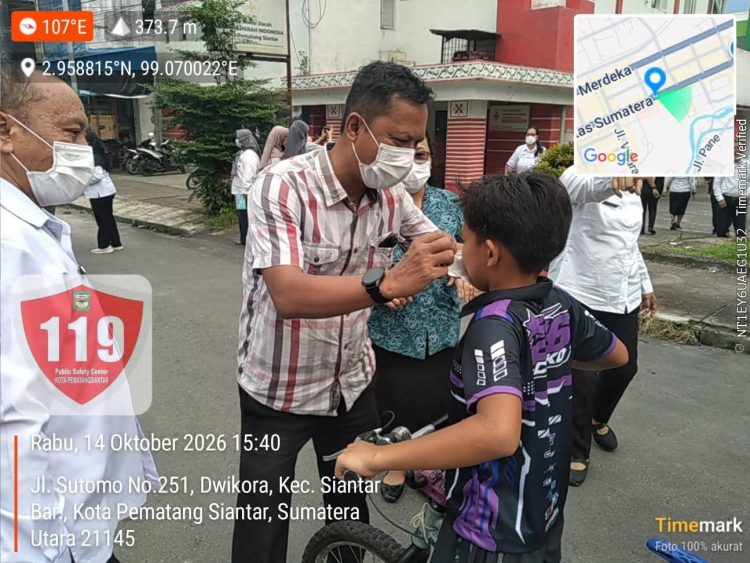 Dinas Kesehatan Kota Pematangsiantar saat melakukan pembagian masker kepada masyarakat. ( Dinas Kesehatan Kota Pematangsiantar )