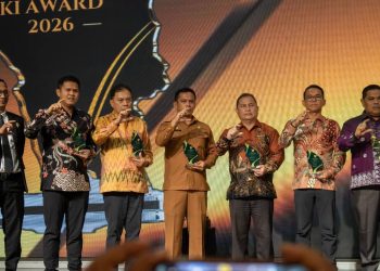 Sekretaris Daerah Kota Pematangsiantar Junaedi Antonius Sitanggang saat menerima penghargaan KI Sumut Award 2026. ( Diskominfo Kota Pematangsiantar )