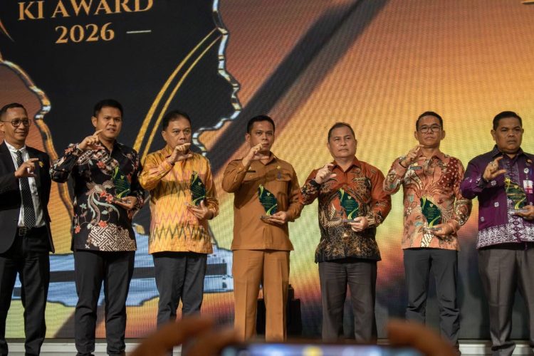 Sekretaris Daerah Kota Pematangsiantar Junaedi Antonius Sitanggang saat menerima penghargaan KI Sumut Award 2026. ( Diskominfo Kota Pematangsiantar )