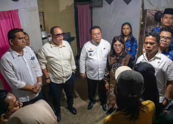 Wali Kota Pematangsiantar Wesly Silalahi saat berada dirumah warga yang akan dibedah. ( Diskominfo Kota Pematangsiantar )