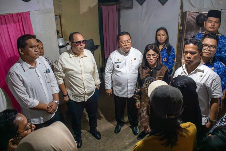 Wali Kota Pematangsiantar Wesly Silalahi saat berada dirumah warga yang akan dibedah. ( Diskominfo Kota Pematangsiantar )