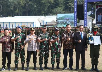 Kapolres Simalungun saat hadiri acara penutupan Diklat siswa SMA Plus Efarina ( Humas Polres Simalungun )