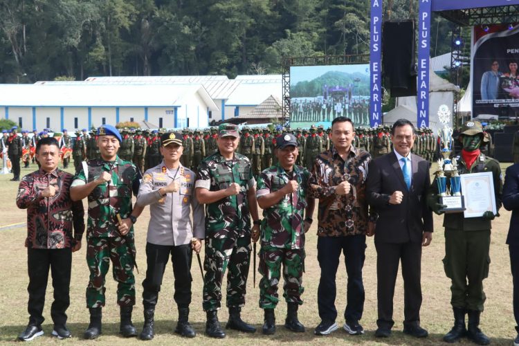 Kapolres Simalungun saat hadiri acara penutupan Diklat siswa SMA Plus Efarina ( Humas Polres Simalungun )