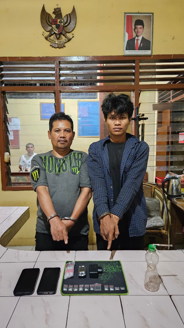 Dua pelaku penyalahgunaan Narkotika jenis sabu dan barang bukti yang diamankan Polisi ( Humas Polres Simalungun )