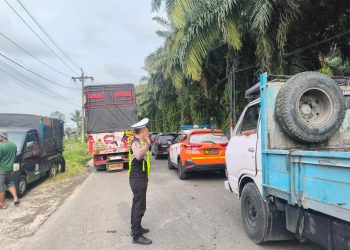 Personil Satlantas Polres Simalungun saat mengatur lalu lintas di Lintas Saribu Dolok. ( Humas Polres Simalungun )