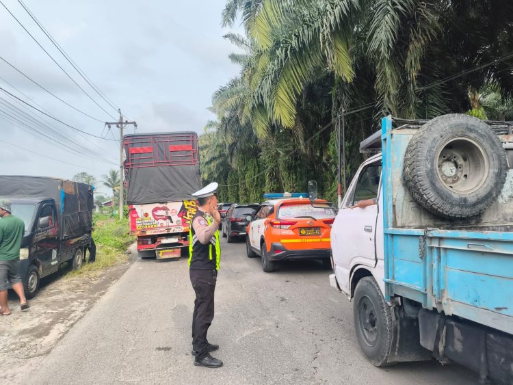 Personil Satlantas Polres Simalungun saat mengatur lalu lintas di Lintas Saribu Dolok. ( Humas Polres Simalungun )