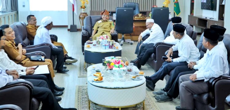 Bupati Simalungun Anton Achmad Saragih saat menerima kunjungan MUI Simalungun. ( Diskominfo Simalungun )