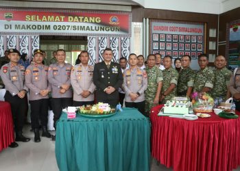 Kapolres Simalungun AKBP Dr. Hendri Nupia Dinka Barus, bersama jajaran mendatangi Mako Kodim 0207/Simalungun HUT ke-81 TNI. ( Humas Polres Simalungun )