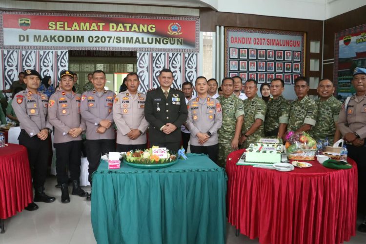 Kapolres Simalungun AKBP Dr. Hendri Nupia Dinka Barus, bersama jajaran mendatangi Mako Kodim 0207/Simalungun HUT ke-81 TNI. ( Humas Polres Simalungun )