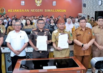 Pemkab Simalungun saat melakukan MoU dengan Kejari Simalungun untuk tata kelola Pendidikan. ( Diskominfo Simalungun)