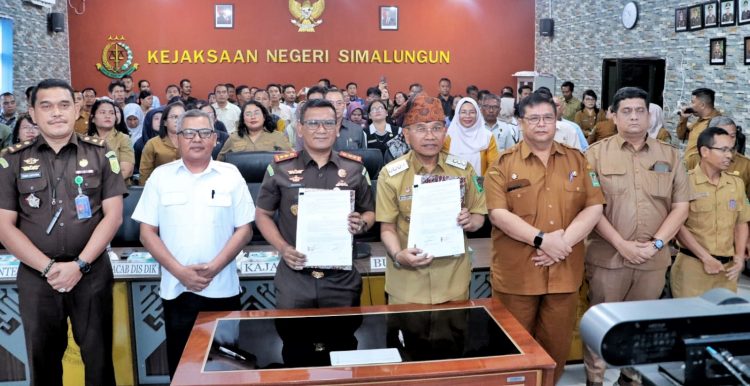 Pemkab Simalungun saat melakukan MoU dengan Kejari Simalungun untuk tata kelola Pendidikan. ( Diskominfo Simalungun)