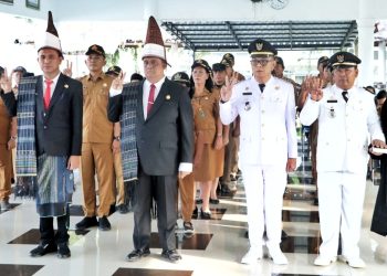 Pejabat Simalungun saat pengambilan sumpah pada pelantikan. ( Diskominfo Simalungun)