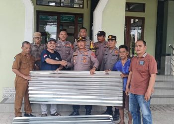 Pihak Polres Simalungun saat memberikan bantuan di Masjid Al-Ikhlas di Huta III Nagori Pematang Asilum, Kecamatan Gunung Malela. ( Humas Polres Simalungun )