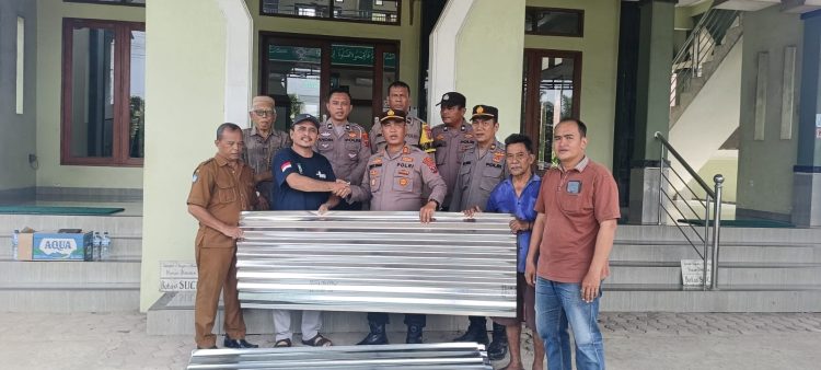 Pihak Polres Simalungun saat memberikan bantuan di Masjid Al-Ikhlas di Huta III Nagori Pematang Asilum, Kecamatan Gunung Malela. ( Humas Polres Simalungun )