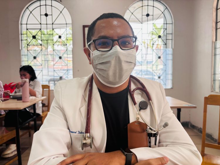 Kepala Instalasi Gawat Darurat (IGD) Rumah Sakit Murni Teguh Horas Insani Pematangsiantar, dr. Yabes Kafiar, saat ditemui. ( Herry Sinaga )