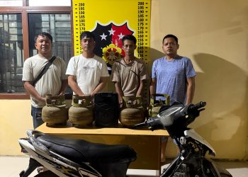 Pelaku pencuri tabung gas dan Loudspeaker saat diamankan Polisi. ( Humas Polres Simalungun )