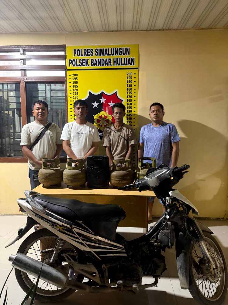 Pelaku pencuri tabung gas dan Loudspeaker saat diamankan Polisi. ( Humas Polres Simalungun )