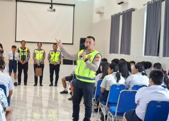 Kasat Lantas Polres Pematangsiantar Akp Simon E. Simatupang saat menyampaikan materi di acara Police Go To School. ( Humas Polres Pematangsiantar )
