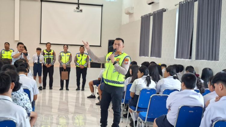 Kasat Lantas Polres Pematangsiantar Akp Simon E. Simatupang saat menyampaikan materi di acara Police Go To School. ( Humas Polres Pematangsiantar )