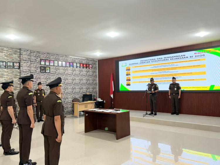 Kajari Simalungun H.Munawal Hadi saat melakukan pelantikan kepada empat pejabat baru. ( Humas Kejari Simalungun )