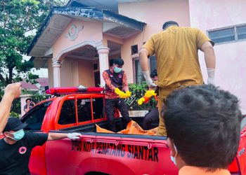 Petugas saat melakukan evakuasi jenazah pria yang ditemukan meninggal dunia di Perumahan Karang Sari Permai. ( Herry Sinaga )