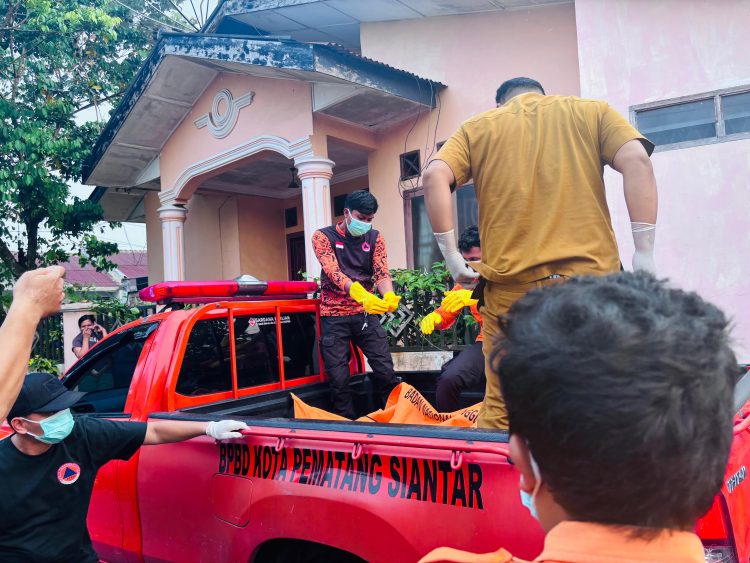 Petugas saat melakukan evakuasi jenazah pria yang ditemukan meninggal dunia di Perumahan Karang Sari Permai. ( Herry Sinaga )