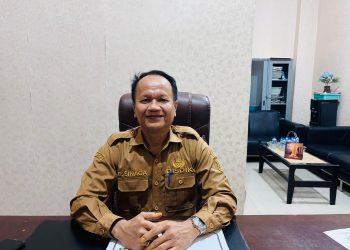 Ketua PGRI Kota Pematangsiantar Risbon Sinaga saat ditemui dalam ruangannya. ( Herry Sinaga )
