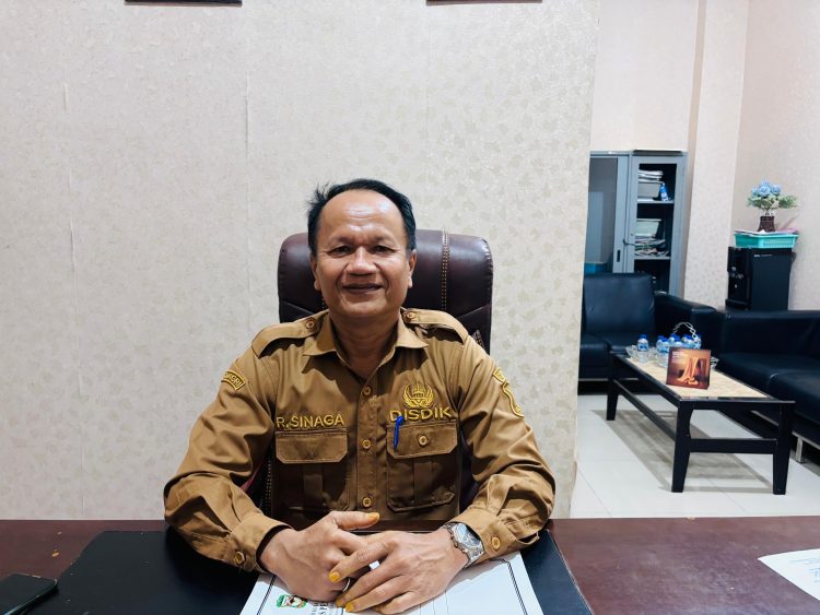 Ketua PGRI Kota Pematangsiantar Risbon Sinaga saat ditemui dalam ruangannya. ( Herry Sinaga )