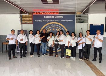 Ketua DPD Partai Golkar Kota Pematangsiantar Mangatas Silalahi saat berada di Lapas Pematangsiantar, Simalungun.