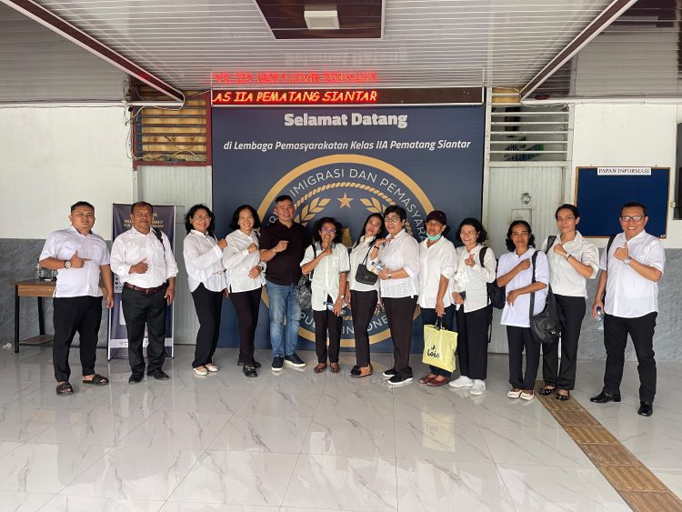 Ketua DPD Partai Golkar Kota Pematangsiantar Mangatas Silalahi saat berada di Lapas Pematangsiantar, Simalungun.