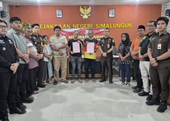 Kejari Simalungun saat melakukan Restorative Justice kepada dua orang. ( Humas Kejari Simalungun )