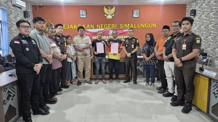 Kejari Simalungun saat melakukan Restorative Justice kepada dua orang. ( Humas Kejari Simalungun )